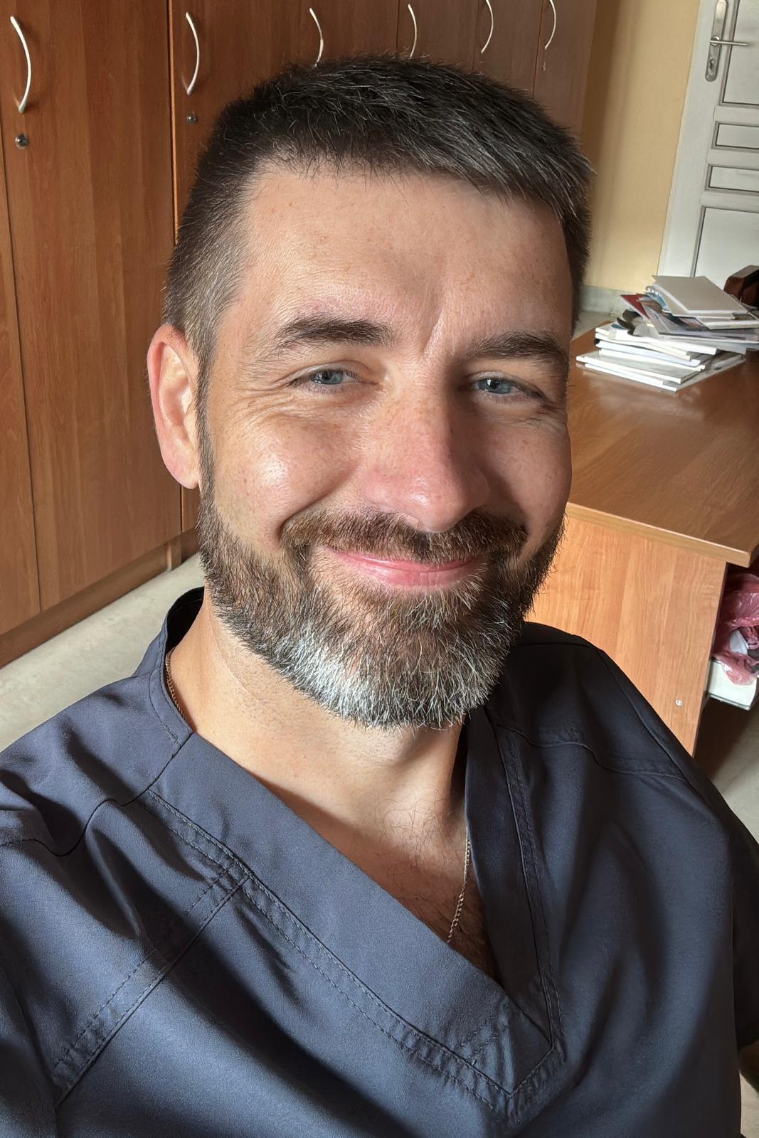 mgr Damian Tomczuk — fizjoterapeuta i założyciel Fizjomed
